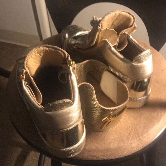 Good condition worn twice to fashion show - Picture 4 of 4